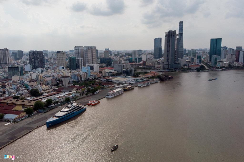 Những ngày gần đây, hình ảnh siêu du thuyền Aviva neo đậu tại cảng Sài Gòn thu hút sự quan tâm của người dân TP.HCM. Được biết, đây là du thuyền của một đoàn khách du lịch Anh đến TP.HCM từ ngày 30/4. 