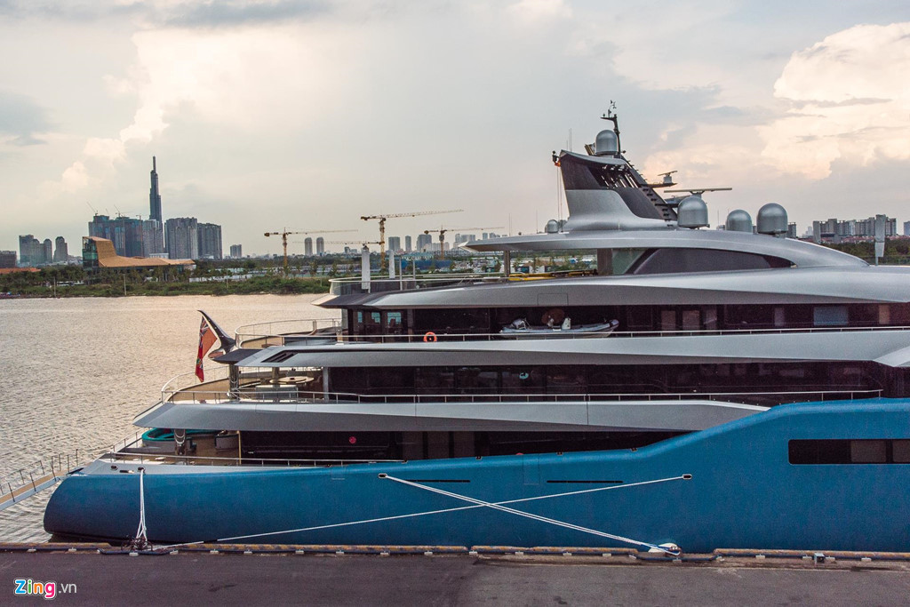 Ngoài ra, thiết kế mới của thân tàu giúp giảm đến 20% lực cản nước, do vậy giảm đáng kể nhiên liệu cũng như công suất hoạt động của động cơ. Trước đó, 2 siêu du thuyền cùng tên được sản xuất tại Feadship (Hà Lan) và Lemwerder (Đức) có chiều dài lần lượt là 62 m và 68 m. 