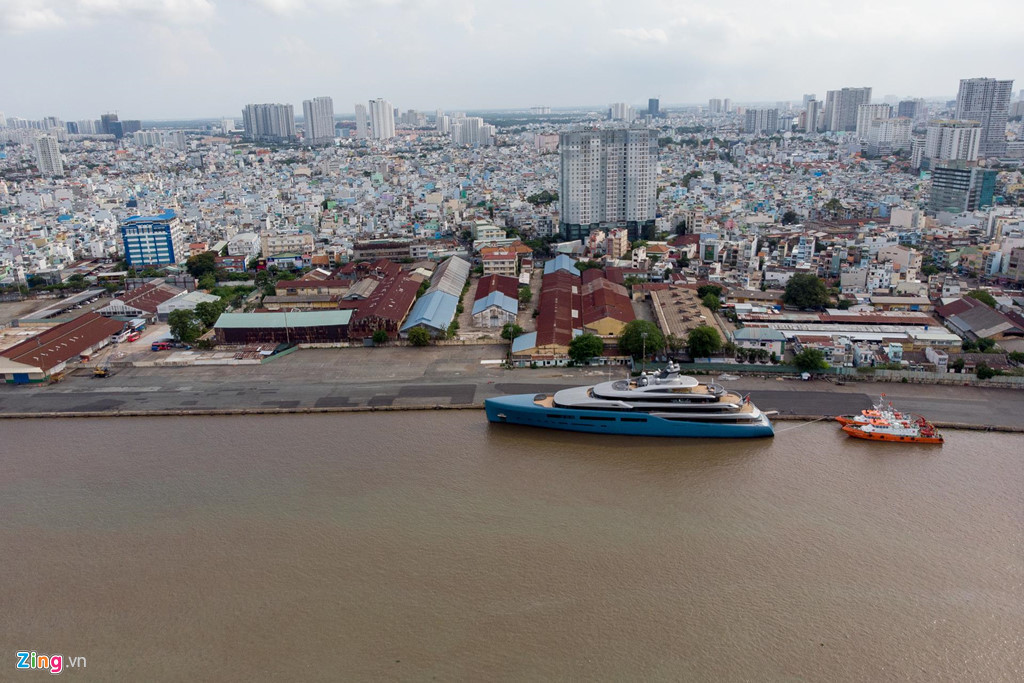 Theo CNBC, du thuyền Aviva nặng gần 4.200 tấn và có thể đạt tốc độ lên đến 20 hải lý. Đây là sản phẩm của hãng Abeking &amp; Rasmussen (Đức) xuất xưởng năm 2017. Những người thợ tại Đức đã mất 3 năm để hoàn thành Aviva. 