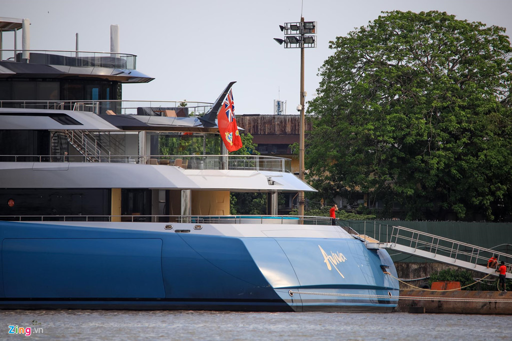 Hiện tại, du thuyền nằm bên cảng Sài Gòn, khó tiếp cận. Theo quan sát, chỉ có một vài phục vụ xuất hiện trên boong tàu. 