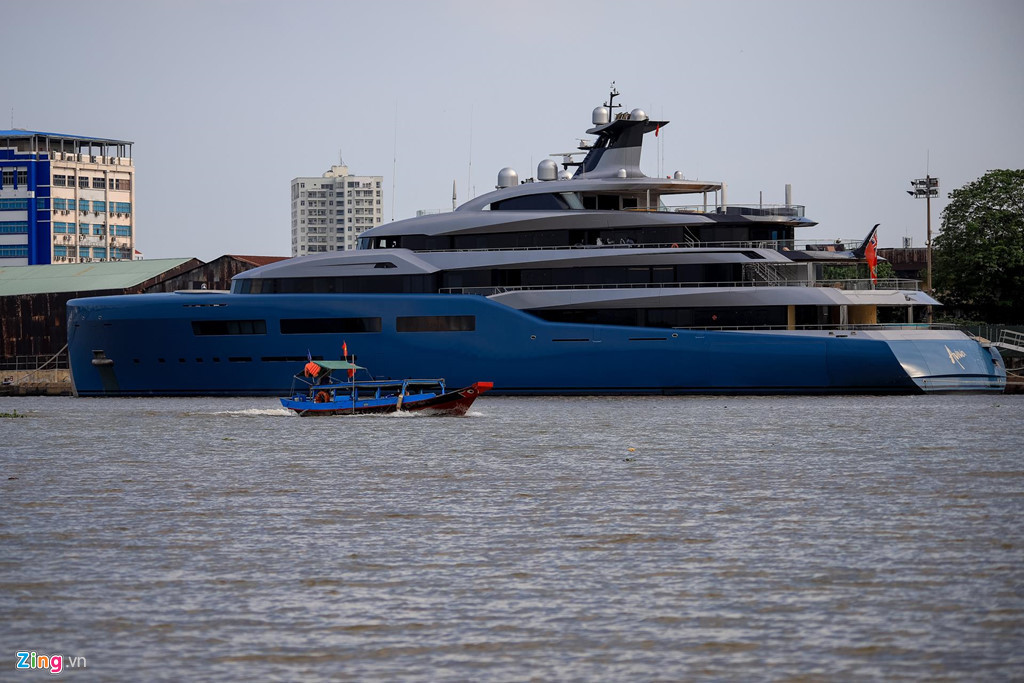 Bên trong, Aviva có 6 cabin, đủ chỗ ngủ cho 12 người và được trang bị đầy đủ như một khách sạn cao cấp gồm hồ thủy lực Jacuzzi, thang máy, thiết bị tập gym, đàn piano, khu vực cho phòng tắm và bơi. 