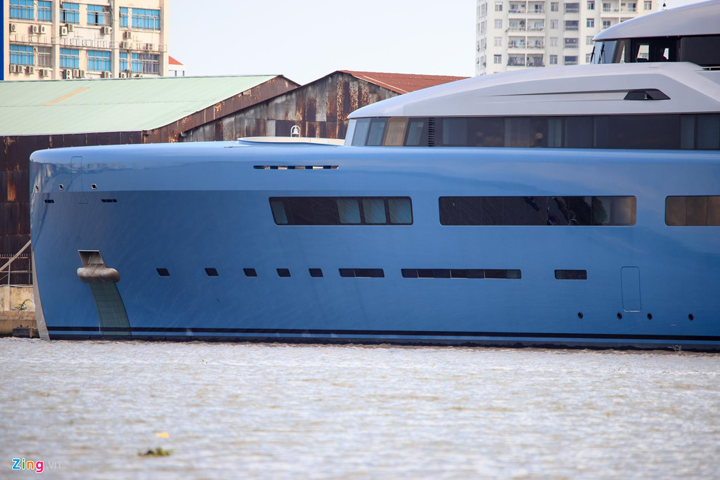 Với chiều dài 98 m, siêu du thuyền Aviva của tỷ phú Joe Lewis nằm trong top 50 du thuyền dài nhất thế giới. Điều đặc biệt là Aviva được trang bị "zero speed stabilizers" (Bộ ổn định tốc độ zero), giúp cho du thuyền luôn giữ ổn định khi neo đậu, ngay cả ở những vùng nước dập dềnh sóng lớn. 