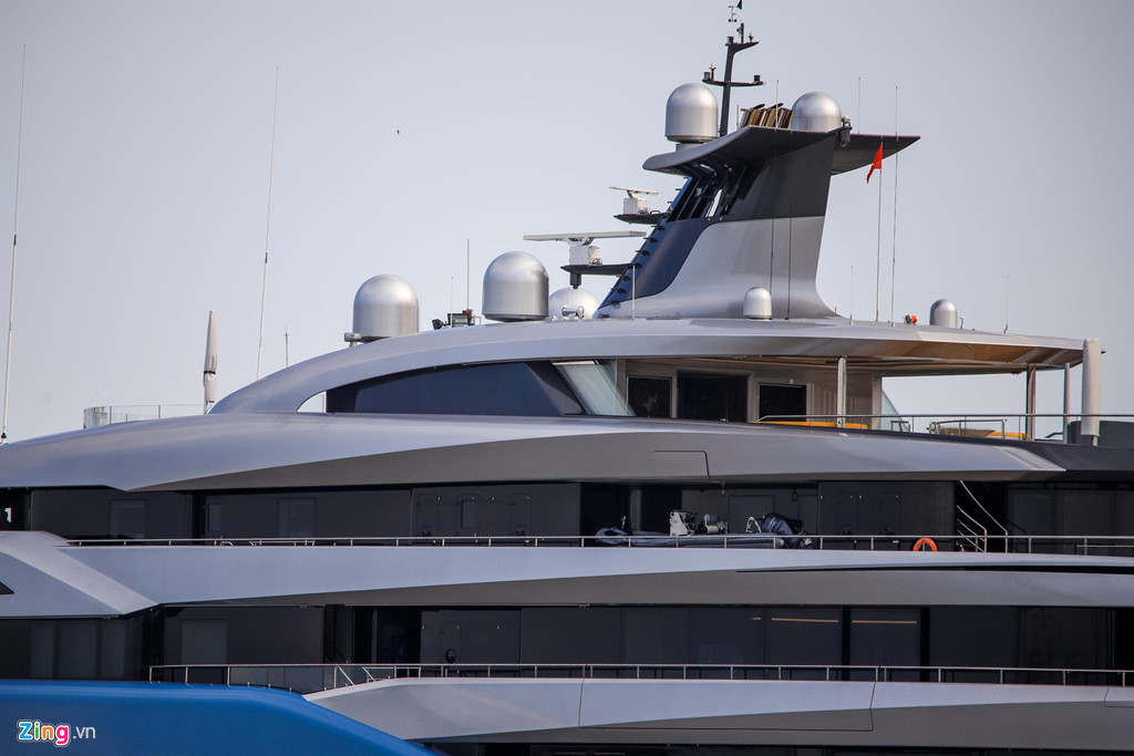 Cũng theo CNBC, siêu du thuyền Aviva thuộc sở hữu của doanh nhân Joe Lewis, 82 tuổi, tỷ phú giàu thứ 6 tại Anh với khối tài sản ước tỉnh 5 tỷ USD. Ông cũng được biết là một trong những cổ đông lớn của câu lạc bộ bóng đá Tottenham Hotspur. 