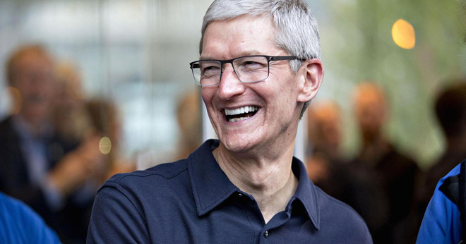 Lợi dụng bê bối Facebook, Tim Cook khoe Apple tốt hơn.