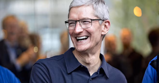 Lợi dụng bê bối Facebook, Tim Cook khoe Apple tốt hơn.