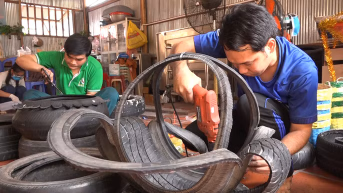 Công đoạn tái chế đầu tiên từ vỏ xe ô tô cũ.