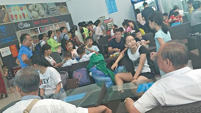 Trong thời gian chờ đợi, hành khách đã được đưa vào nhà ga và phục vụ ăn uống. Ảnh hành khách cung cấp.