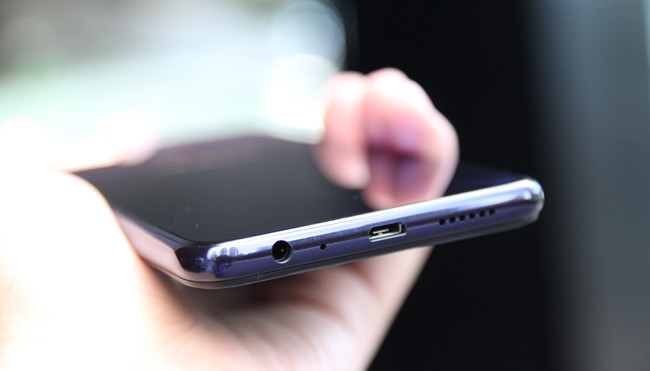 Các cạnh máy cũng phủ màu tím rất đẹp và sang trọng.