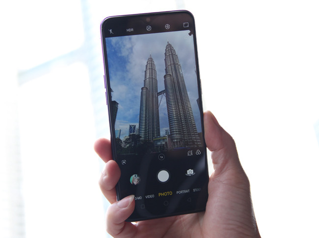 Cung cấp sức mạnh cho máy đến từ bộ vi xử lý Helio P60 của F9 là phiên bản cập nhật mới nhất của MediaTek với 8 nhân và 2 nhân chuyên xử lý nhiệm vụ AI (được gọi là NeuroPilot), mang lại hiệu suất tốt gấp 2 lần so với GPU và hỗ trợ nhiều tính năng hữu ích: quản lý thông minh các tác vụ, tối ưu hóa thời gian sử dụng pin, hỗ trợ tính năng nhận diện khung cảnh và chụp ảnh chuyên nghiệp...