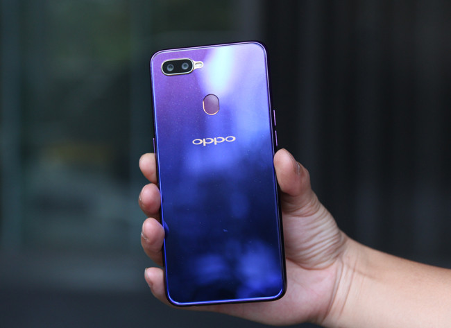 Ngoài thay đổi màu sắc bên ngoài, chiếc F9 này vẫn giữ nguyên thông số như các phiên bản trước. Trên màn hình kích thước 6.3 inch, tỷ lệ 19,5:9, cụm camera trước được thu nhỏ lại trong hình dạng giọt nước đang rơi xuống, giúp tăng tỷ lệ hiển thị so với thân máy lên đến 90,8%. Chất lượng màn hình của F9 cũng ấn tượng không kém với độ phân giải 2340x1080 (FHD+).