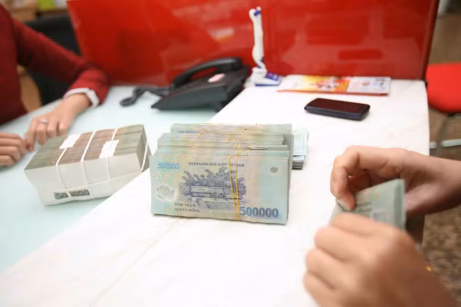 Nhan vien doi no thue phai mac dong phuc de phan biet voi xa hoi den