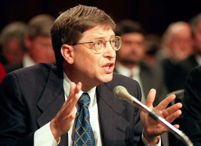 Bill Gates đưa lời khai trong phiên tòa chống độc quyền năm 1998 giữa chính phủ Mỹ và Microsoft. Ảnh: AFP/Getty.