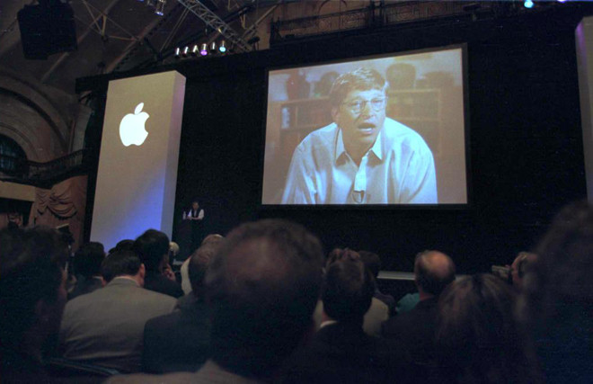 Bill Gates phát biểu tại Triển lãm Macworld năm 1997 khi Steve Jobs đứng trên sân khấu. Ảnh: AFP/Getty.