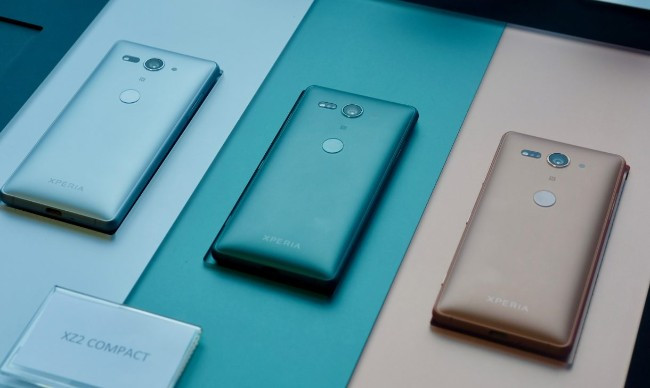 Trong khi bản cao cấp có mặt kính phía sau thì phiên bản Compact chỉ sử dụng vỏ nhựa. 