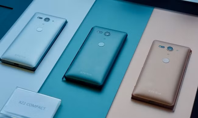 Trong khi bản cao cấp có mặt kính phía sau thì phiên bản Compact chỉ sử dụng vỏ nhựa. 