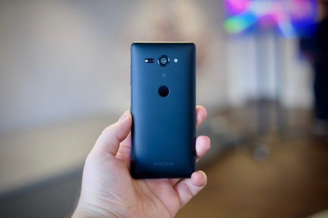 Vị trí cảm biến vân tay được di chuyển ra phía sau thay vì nút nguồn như trước đây, và nó được bố trí ở phía dưới và cách khá xa so với camera sau. 