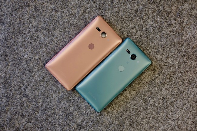 Khi phát hành, Xperia XZ2 Compact có các màu Black, White Silver, Moss Green và Coral Pink. 