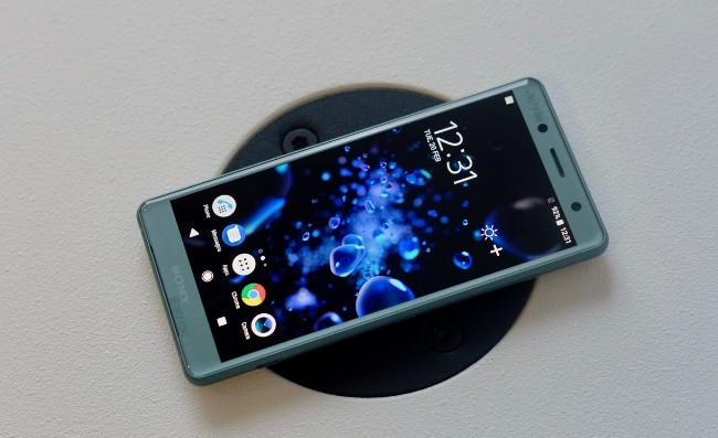 Cũng như người anh em Xperia XZ2, phiên bản Compact được phát triển dựa trên ngôn ngữ thiết kế Ambient Flow mới của Sony. 