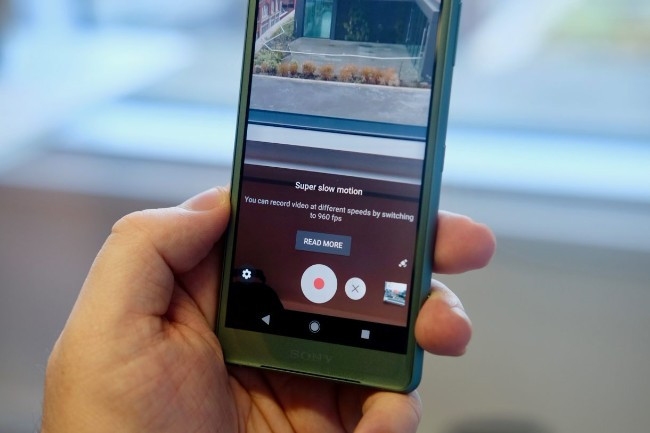 Camera 19 MP mặt sau hỗ trợ quay phim 4K và đặc biệt là quay video slow motion lên đến 960 fps ở chất lượng 1080p, tốt hơn cả so với Galaxy S9 mới của Samsung. 