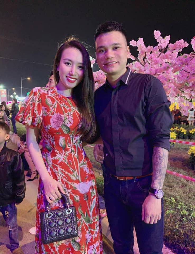 Thời điểm mới đến với nhau, Thảo Bebe cũng bị fan của Khắc Việt phàn nàn vì ăn mặc hở hang, táo bạo. Thời điểm đó, nam ca sỹ đã lên tiếng bênh vực một nửa: "Tôi từng nghĩ bạn gái là người lăng nhăng, chơi bời, hư hỏng khi nhìn thấy cách ăn mặc sexy của cô ấy. Đến lúc tiếp xúc nhiều hơn, tôi mới thấy Thảo cực kỳ tử tế, giỏi giang và chăm chỉ". 