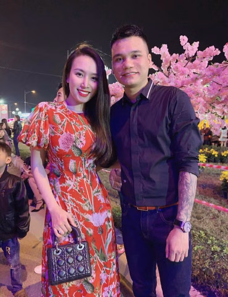 Thời điểm mới đến với nhau, Thảo Bebe cũng bị fan của Khắc Việt phàn nàn vì ăn mặc hở hang, táo bạo. Thời điểm đó, nam ca sỹ đã lên tiếng bênh vực một nửa: "Tôi từng nghĩ bạn gái là người lăng nhăng, chơi bời, hư hỏng khi nhìn thấy cách ăn mặc sexy của cô ấy. Đến lúc tiếp xúc nhiều hơn, tôi mới thấy Thảo cực kỳ tử tế, giỏi giang và chăm chỉ". 