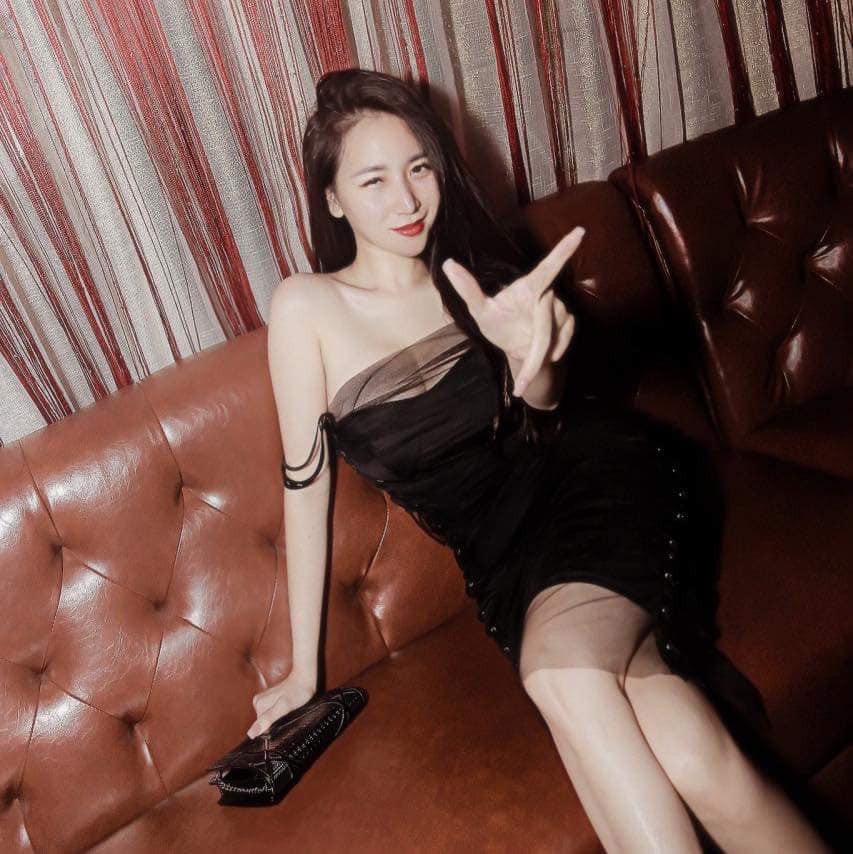 Cũng theo lời Khắc Việt, Thảo Bebe đời thường khá giản dị. Cô không bao giờ uống rượu bia, không thích cuộc sống xa hoa với các loại hàng hiệu hay ăn uống du lịch sang chảnh.