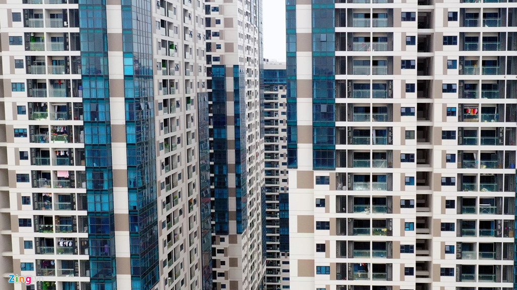 Chung cư cao tầng không chỉ "bóp nghẹt" đường Nguyễn Tuân mà còn các đường lân cận như Vũ Trọng Phụng, Nguyễn Huy Tưởng, Lê Văn Thiêm, Ngụy Như Kon Tum... Trong ảnh là con đường Nguyễn Tuân nhìn từ góc Nguyễn Huy Tưởng sang. Tầm nhìn của nhiều dự án hoàn toàn bị chắn bởi các cao ốc ken dày bên cạnh.