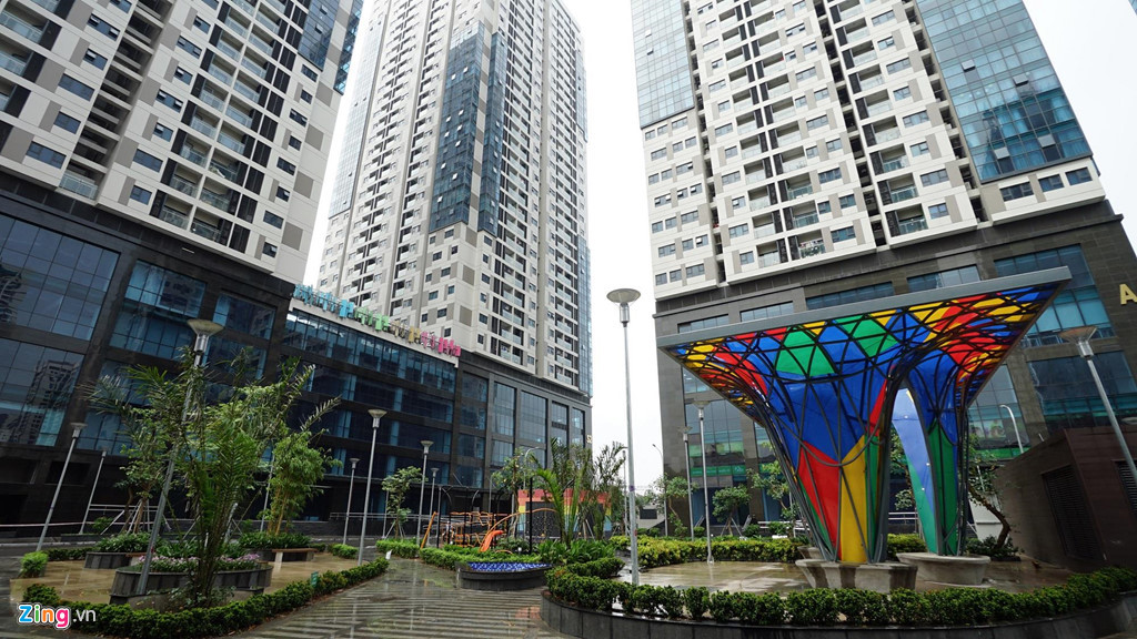 Trong khi đó, tiện ích nội khu, các sân chơi, khuôn viên hầu như không tìm thấy ở các dự án dọc đường Nguyễn Tuân. Các dự án hầu như chỉ là tòa nhà xây sát mặt đường, không có cảnh quan, thế nhưng vẫn được bán với giá cao ngất, khoảng 30 triệu đồng/m2.