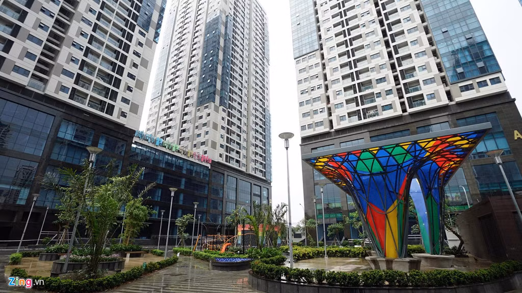 Trong khi đó, tiện ích nội khu, các sân chơi, khuôn viên hầu như không tìm thấy ở các dự án dọc đường Nguyễn Tuân. Các dự án hầu như chỉ là tòa nhà xây sát mặt đường, không có cảnh quan, thế nhưng vẫn được bán với giá cao ngất, khoảng 30 triệu đồng/m2.