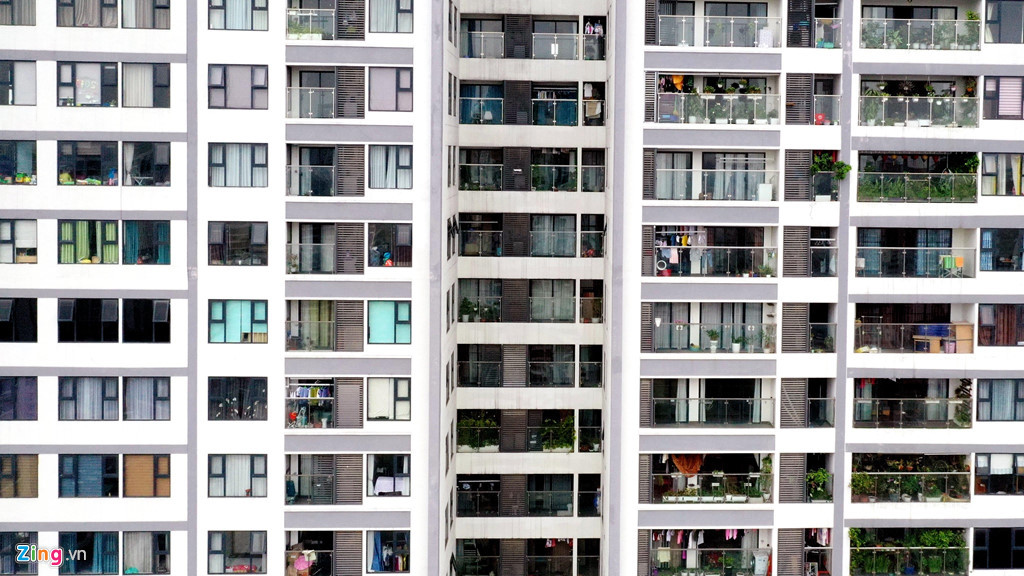 Các chuyên gia cảnh báo với áp lực từ 25.000 dân ở các cao ốc trên đường Nguyễn Tuân, đây sẽ "điểm đen" ùn tắc giao thông của thủ đô. Những người dân mua nhà tại các dự án ở khu vực này khó có một cuộc sống trọn vẹn khi ngày nào cũng sẽ phải đối mặt với nạn tắc đường.