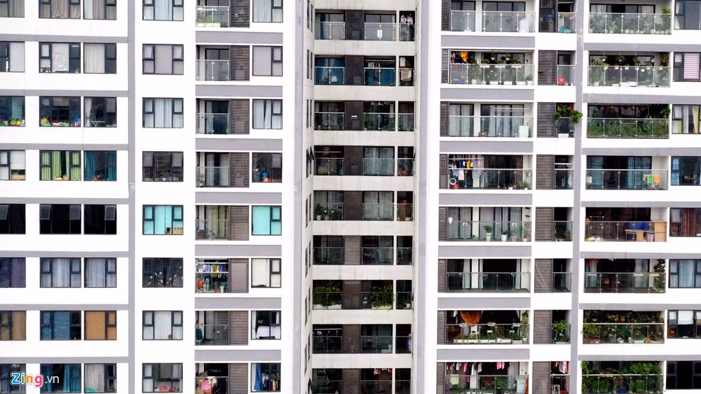 Các chuyên gia cảnh báo với áp lực từ 25.000 dân ở các cao ốc trên đường Nguyễn Tuân, đây sẽ "điểm đen" ùn tắc giao thông của thủ đô. Những người dân mua nhà tại các dự án ở khu vực này khó có một cuộc sống trọn vẹn khi ngày nào cũng sẽ phải đối mặt với nạn tắc đường.