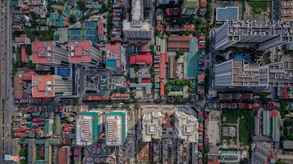 Nhiều dự án lớn được xây dựng dọc trục đường này là Imperia Garden (1.632 căn hộ), TNR Goldseason (1.500 căn hộ), 90 Nguyễn Tuân (820 căn hộ), Việt Đức Complex (700 căn hộ), Thống Nhất Complex (552 căn hộ), The Legend (460 căn hộ)...