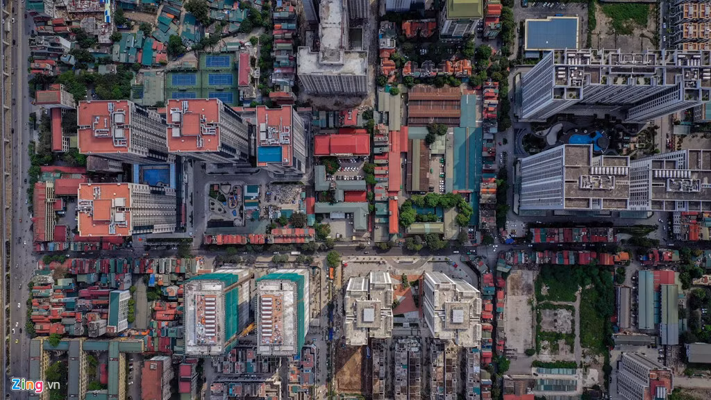 Nhiều dự án lớn được xây dựng dọc trục đường này là Imperia Garden (1.632 căn hộ), TNR Goldseason (1.500 căn hộ), 90 Nguyễn Tuân (820 căn hộ), Việt Đức Complex (700 căn hộ), Thống Nhất Complex (552 căn hộ), The Legend (460 căn hộ)...