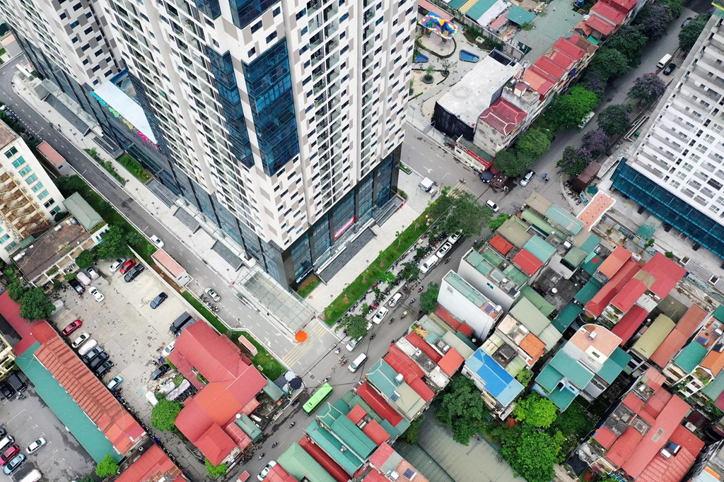 Nếu tính toàn khu vực này, số căn hộ có thể lên tới trên 10.000 và chủ yếu nằm ở phường Thanh Xuân Trung. Hiện phường này đang có diện tích khoảng 11,3 ha. Trong khi con đường rộng 21 m, có đoạn chưa được mở rộng chỉ khoảng 8 m. Đó là chưa kể nhiều cơ quan công sở, doanh nghiệp, nhà mặt đất vẫn tồn tại dọc đường này.