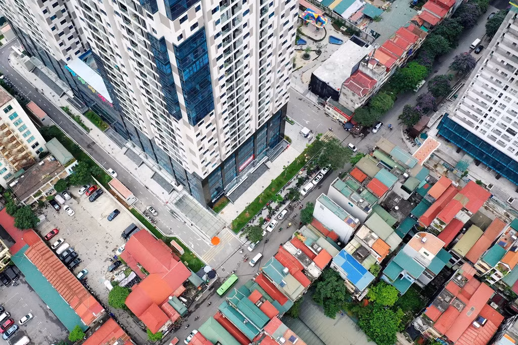 Nếu tính toàn khu vực này, số căn hộ có thể lên tới trên 10.000 và chủ yếu nằm ở phường Thanh Xuân Trung. Hiện phường này đang có diện tích khoảng 11,3 ha. Trong khi con đường rộng 21 m, có đoạn chưa được mở rộng chỉ khoảng 8 m. Đó là chưa kể nhiều cơ quan công sở, doanh nghiệp, nhà mặt đất vẫn tồn tại dọc đường này.