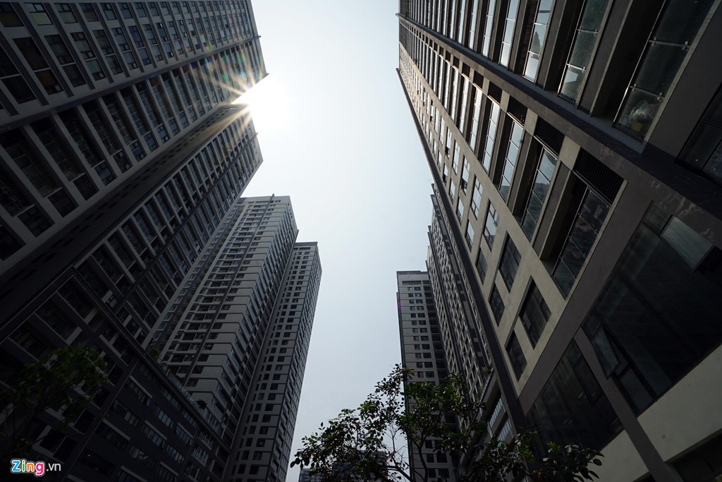 Chiều cao tại khu vực này được khống chế là 30 tầng, nên nhiều chung cư xây dựng với mật độ cao. Trong ảnh là cảnh chen chúc của các tòa nhà thuộc dự án Imperia Garden.