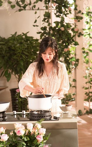 Cô trang điểm với son đỏ và lan da trắng hồng. Với lối trang điểm này, Triệu Vy trông trẻ hơn tuổi rất nhiều.