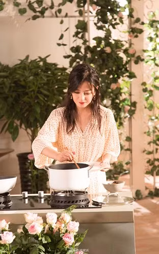 Cô trang điểm với son đỏ và lan da trắng hồng. Với lối trang điểm này, Triệu Vy trông trẻ hơn tuổi rất nhiều.