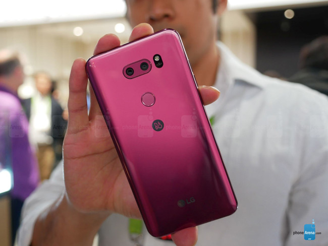 Camera kép mặt sau có khả năng quay video chất lượng cao.