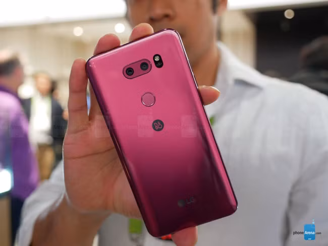 Camera kép mặt sau có khả năng quay video chất lượng cao.