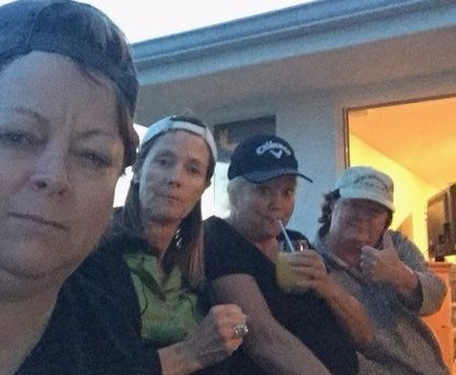 ...hội chị em bạn dì của mẹ cũng tiếp sức cùng con.