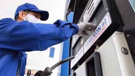 Gia xang giam gan 1.000 dong/lit, xuong muc thap ky luc