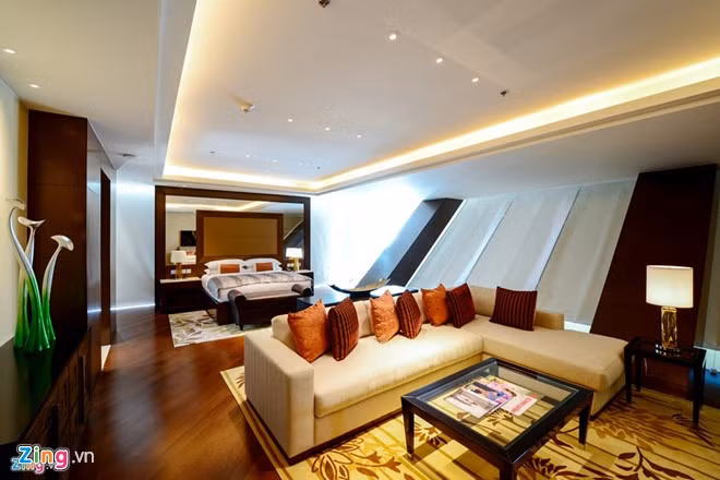 2 đêm nghỉ tại khách sạn Marriot, Hà Nội: Ông Obama nghỉ 2 đêm tại phòng tổng thống của khách sạn Marriot, Hà Nội. Căn phòng nằm ở cuối hàng lang tầng 5,320 m2 gồm 8 phòng riêng biệt, 3 tivi màn hình 47 inch cùng hệ thống âm thanh hiện đại. Phòng khách chiếm gần một nửa tổng diện tích sử dụng chung. Đây là một trong những phòng Nguyên thủ có diện tích lớn nhất và đắt nhất tại Việt Nam, 7.000 USD/đêm.
