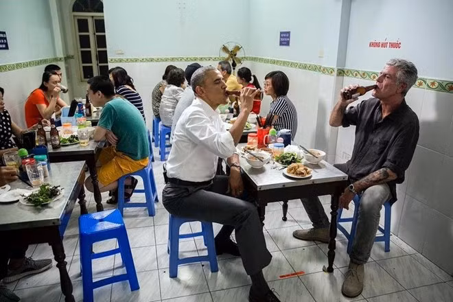2 chai Bia Hà Nội: Ông Obama và đầu bếp nổi tiếng người Mỹ cũng uống 2 chai bia Hà Nội. Giá mỗi chai bia Hà Nội chỉ 10.000 đồng (chưa được 50 cent USD). Theo vị đầu bếp, tổng chi phí bữa ăn chỉ 6 USD và ông là người chi tiền. Trong khi đó, nhân viên phục vụ cho biết, Tổng thống Obama là người rút ví trả tiền cho cô bằng tiền Việt. Tổng thống Obama còn gọi 4 suất bún chả mang về.