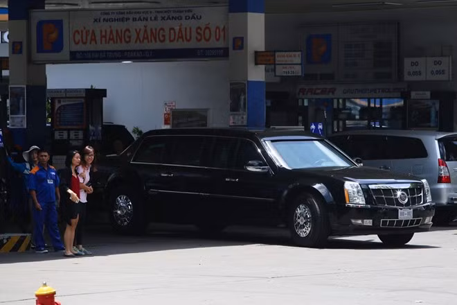 Đổ xăng cho Cadillac, tiếp liệu cho máy bay: Trưa 23/5, một chiếc Cadillac One của Tổng thống Mỹ Barack Obama rời tòa nhà tổng lãnh sự Mỹ để nạp nhiên liệu tại cây xăng dầu góc ngã 4 đường Trần Cao Vân - Hai Bà Trưng, Q.1, TP HCM.