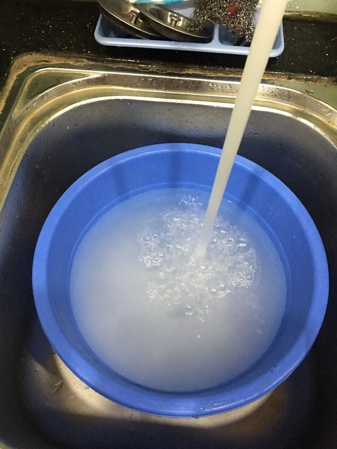 Nước bẩn, đục trắng xóa và rất khó sử dụng.