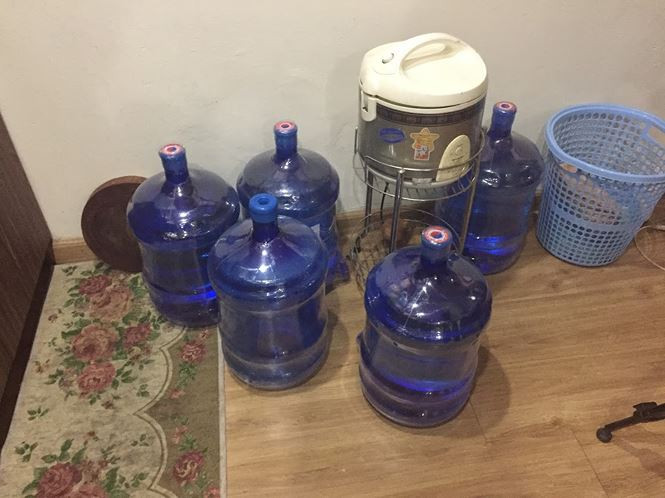 Nhiều hộ dân hàng ngày phải mua những bình nước lọc về để sử dụng vừa tốn tiền vừa khó nhọc.
