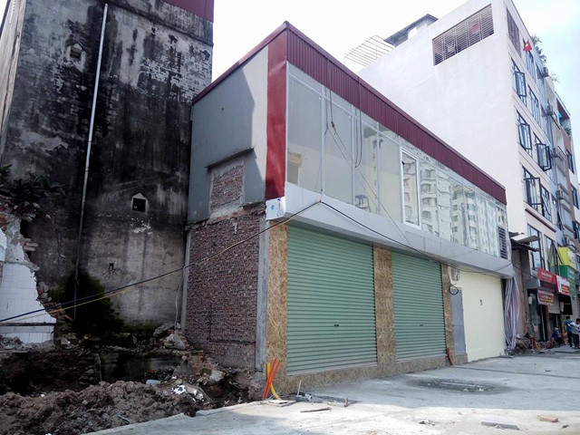 Mới đây, Phó Chủ tịch UBND thành phố Hà Nội Nguyễn Thế Hùng đã có văn bản số 1758/UBND-ĐT về xử lý các trường hợp nhà, đất không đủ điều kiện về mặt bằng xây dựng phát sinh khi thực hiện dự án mở đường theo quy hoạch tồn đọng cũ, gây phản cảm trước năm 2005. Tuy nhiên, qua ghi nhận thực tế, bên cạnh những trường hợp cũ, nhiều trường hợp nhà “siêu mỏng, siêu méo” mới cũng đang xuất hiện trên các tuyến đường mới.