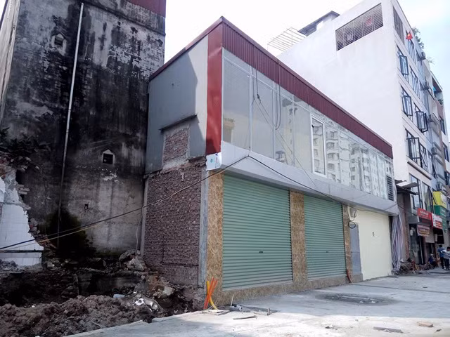 Mới đây, Phó Chủ tịch UBND thành phố Hà Nội Nguyễn Thế Hùng đã có văn bản số 1758/UBND-ĐT về xử lý các trường hợp nhà, đất không đủ điều kiện về mặt bằng xây dựng phát sinh khi thực hiện dự án mở đường theo quy hoạch tồn đọng cũ, gây phản cảm trước năm 2005. Tuy nhiên, qua ghi nhận thực tế, bên cạnh những trường hợp cũ, nhiều trường hợp nhà “siêu mỏng, siêu méo” mới cũng đang xuất hiện trên các tuyến đường mới.