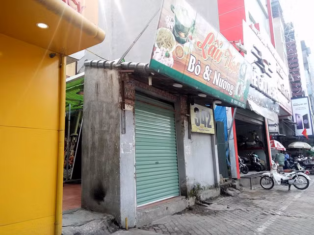 Trên thực tế, nhiều ngôi nhà "siêu mỏng, siêu méo" đã xuất hiện trên các tuyến đường nghìn tỷ, bởi hệ quả của việc GPMB.